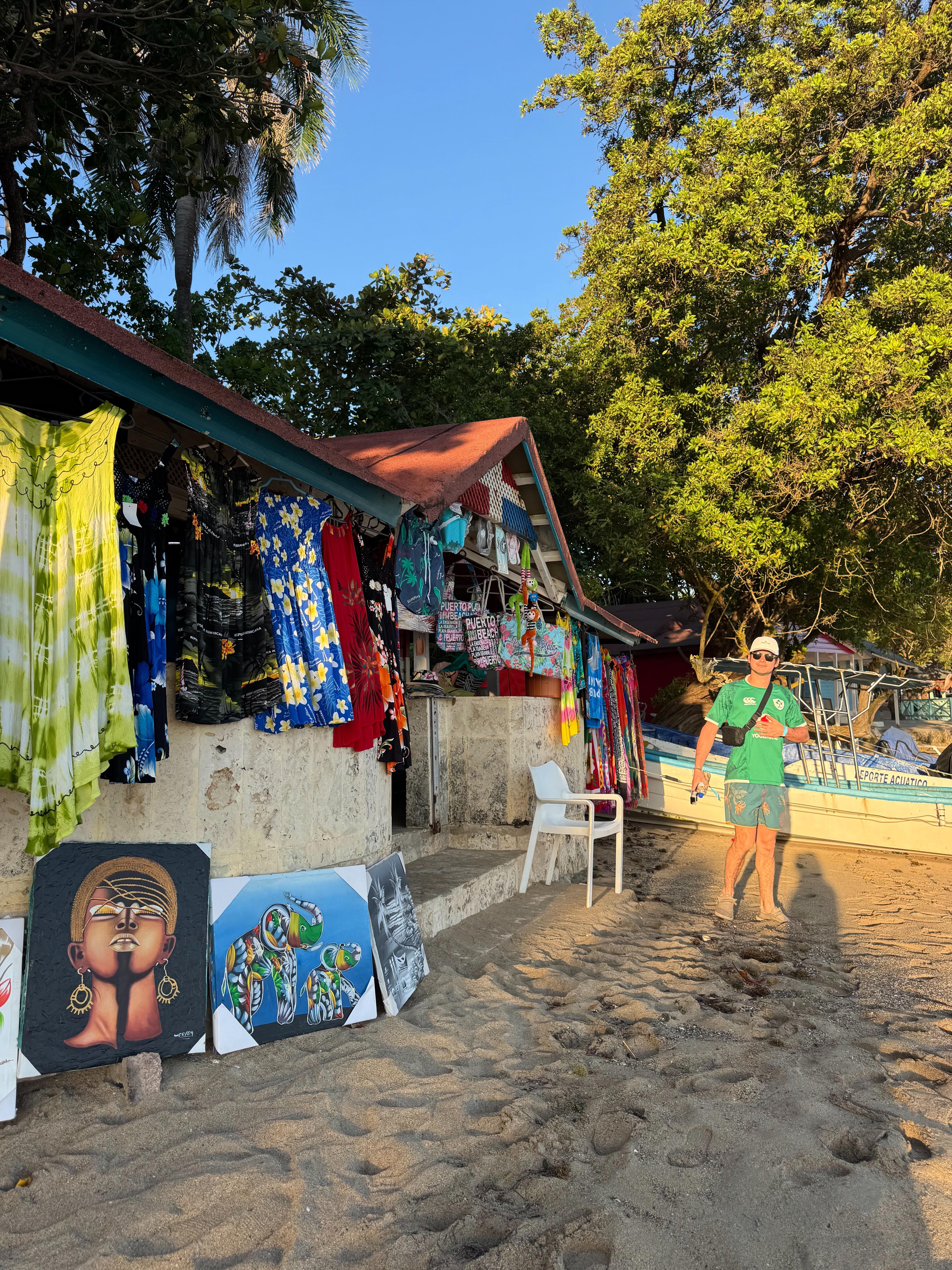 Shop to go to to book excurions down the beach 