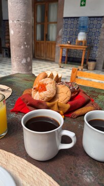 They offer free breakfast but it specific to pan dolce and coffee