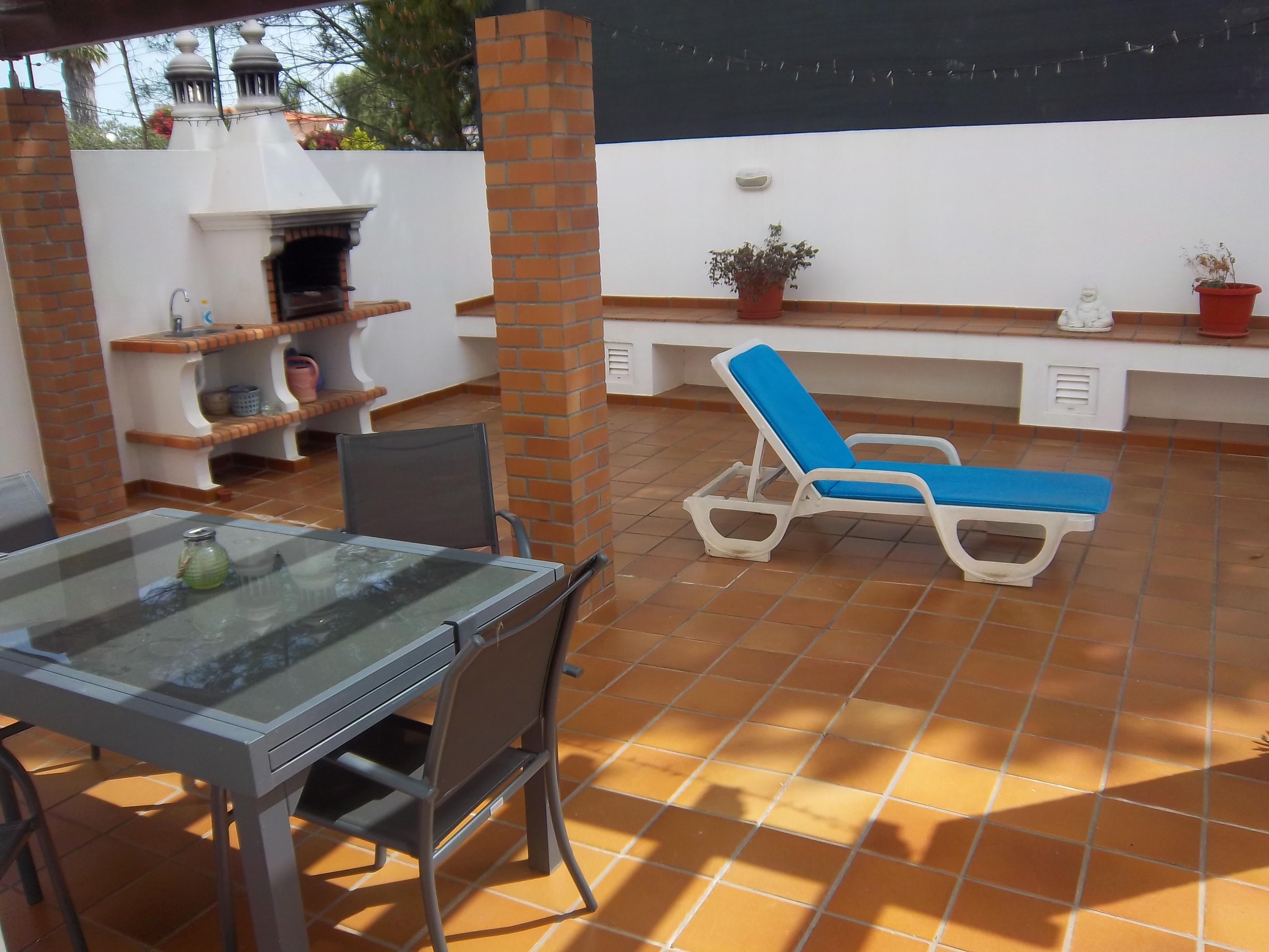 The sun comes over the trees just after 10/10.30am and then stays till after 6pm. great space for a relaxed day sunbathing