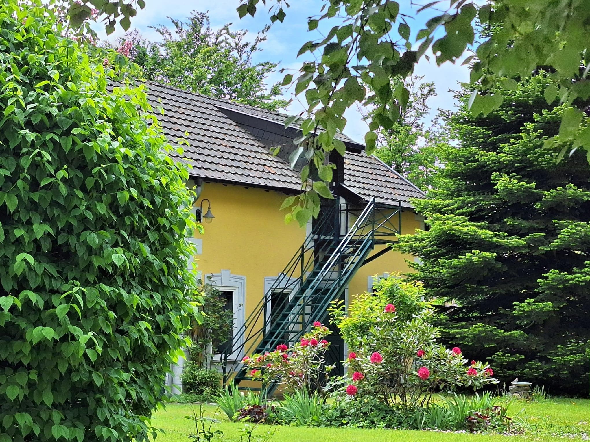 Außenansicht mit eigener Treppe