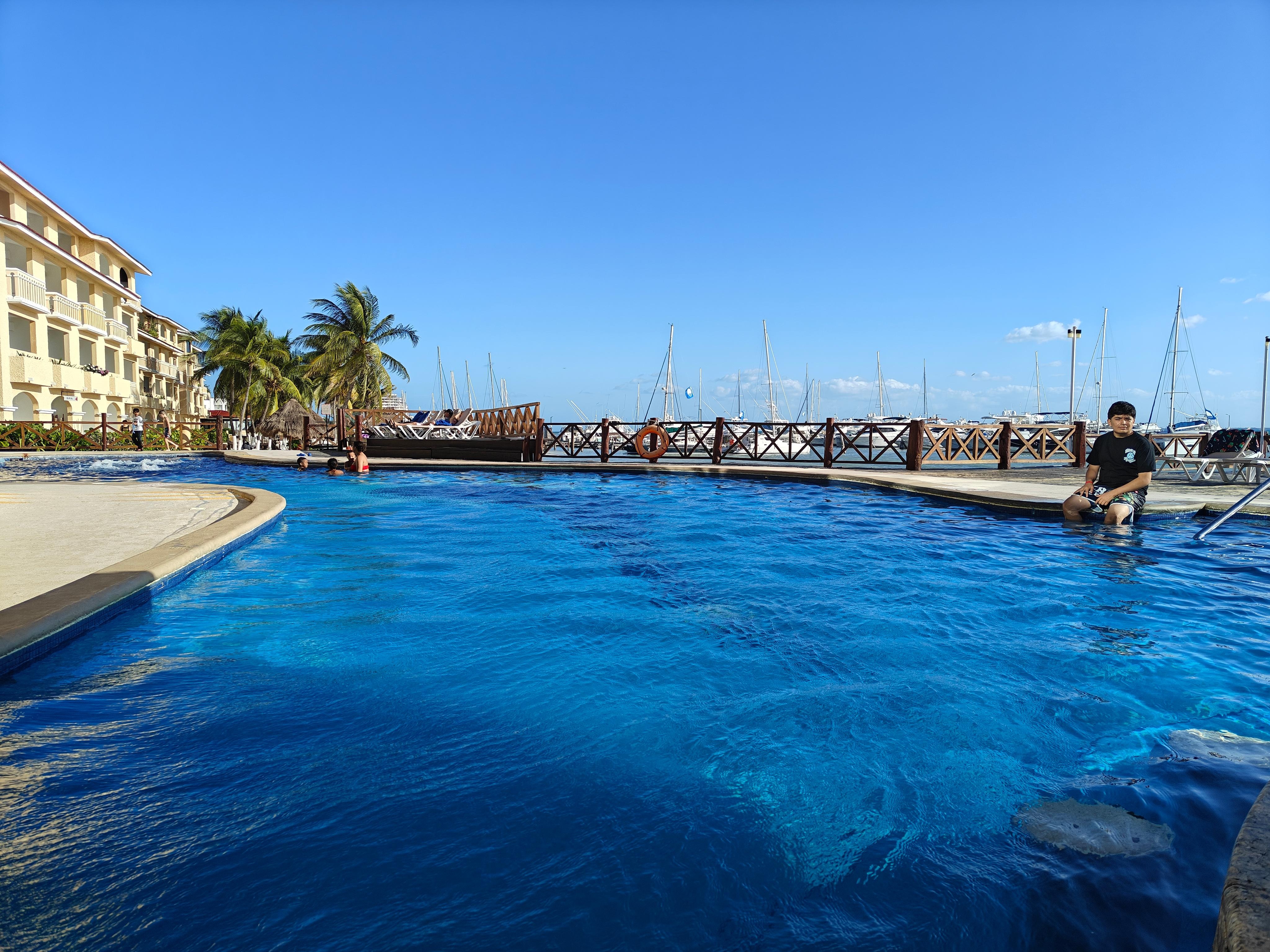 A view of the pool, the ocean and the Marina 