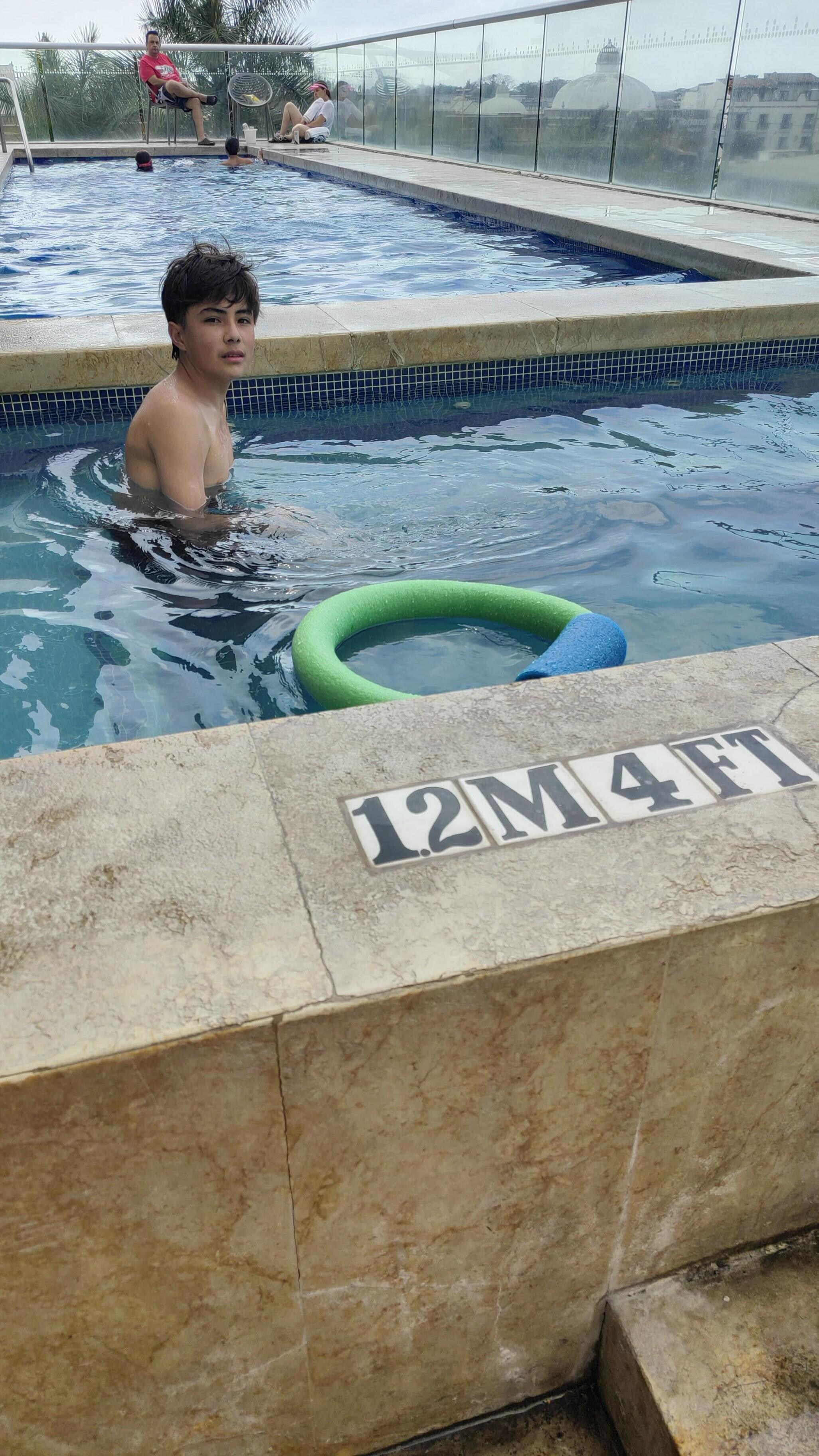 El agua de la piscina es muy agradable y limpia