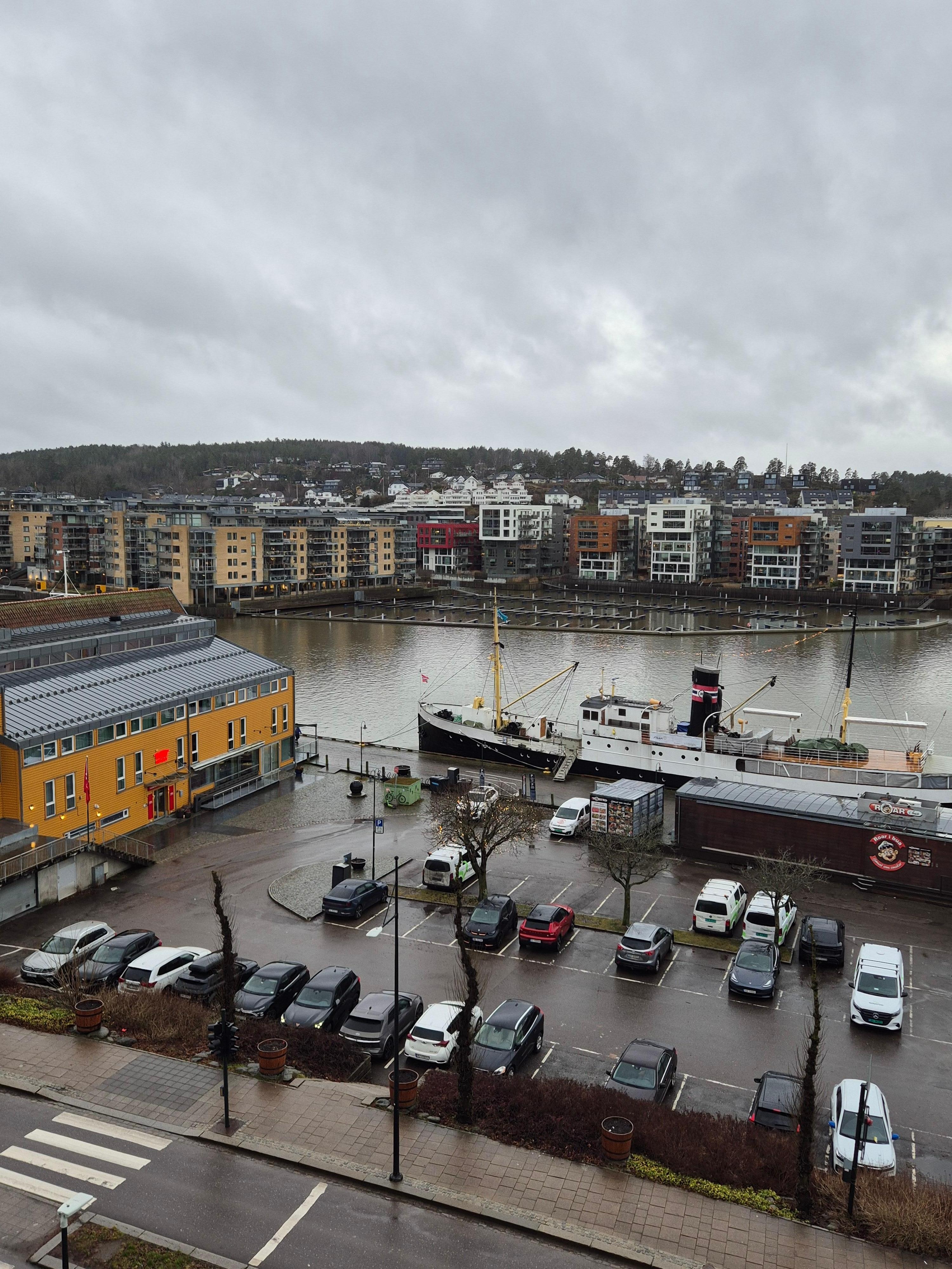 Brygge på morgenen. 