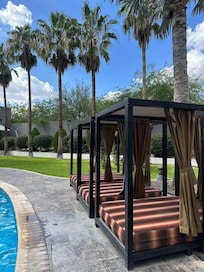 camastros frente a la alberca