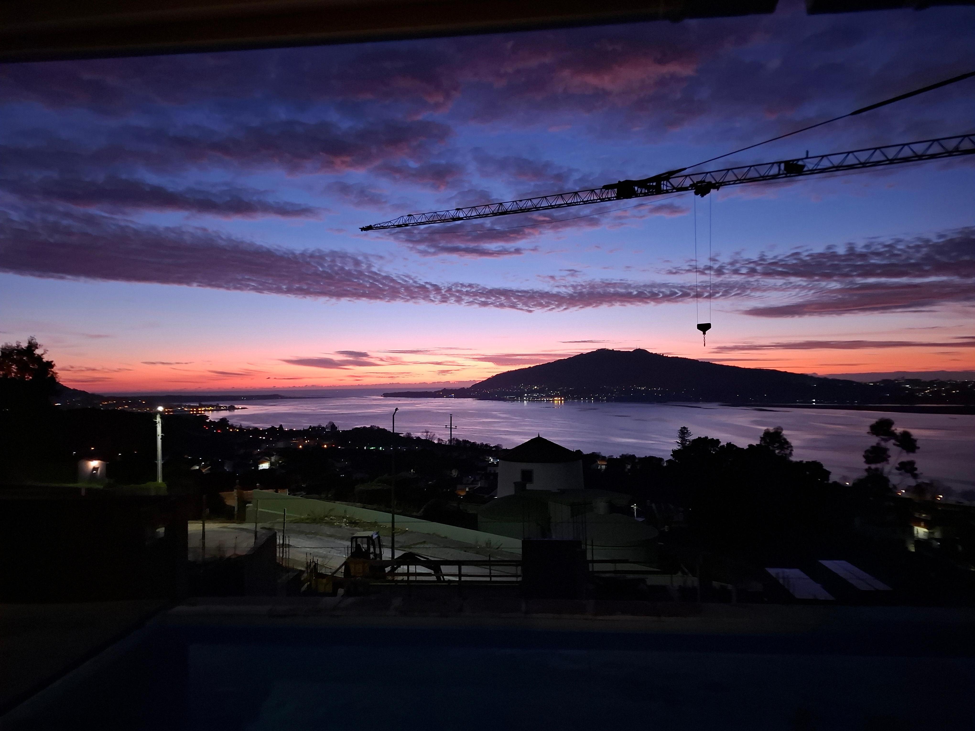 Abenddämmerung. Hier oben noch hell .Unten schon dunkel.