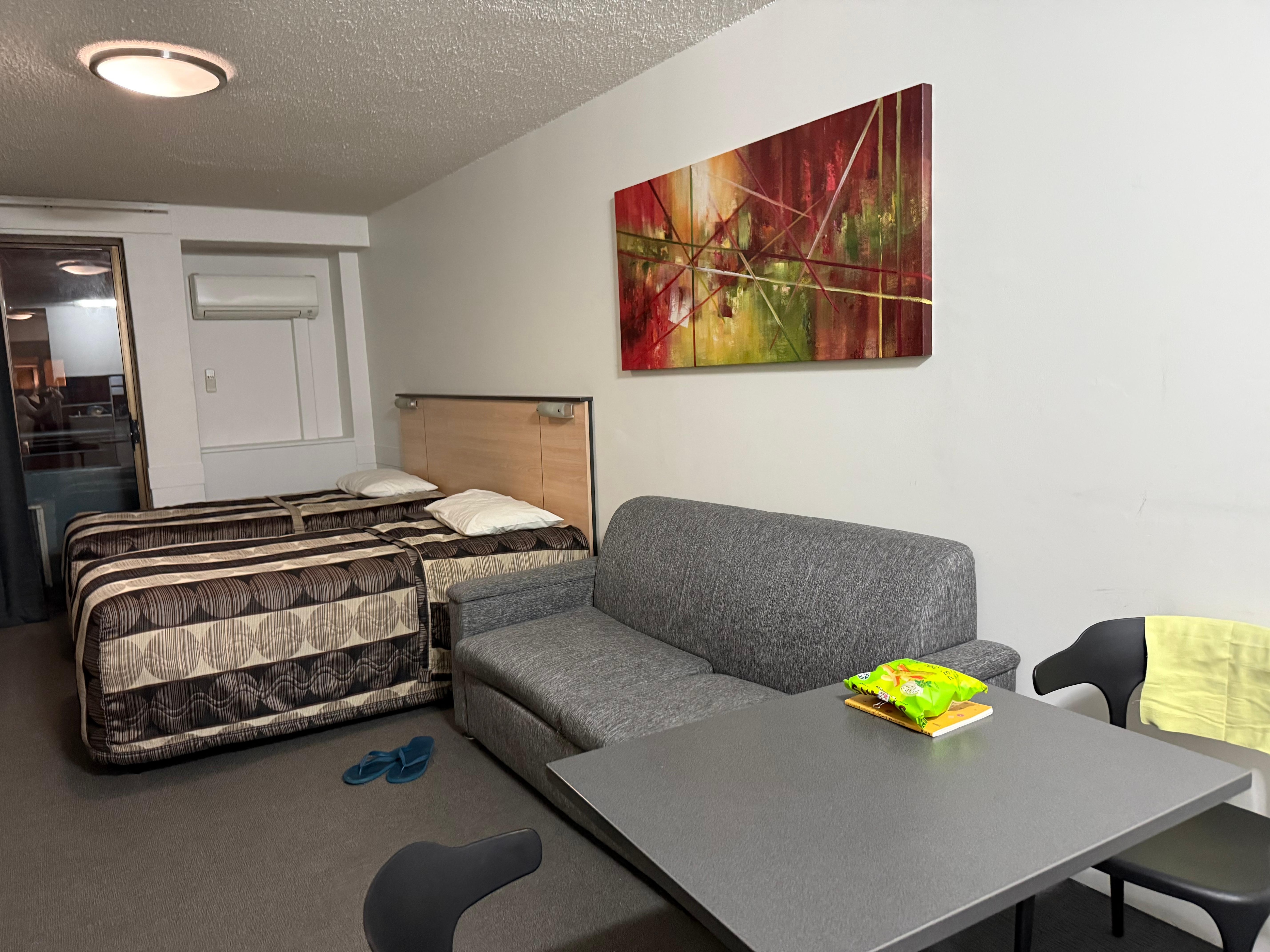 ソファがへこんでいたので座り心地は悪かったです