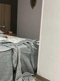 Pas assez d’espace pour aller à la salle de bain . Chambre horrible sans fenêtre