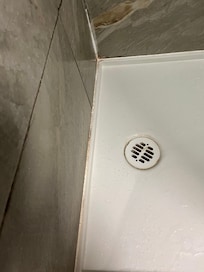 All of these photos are in or around the shower area, this is the only complaint I have about this property. As you can see, some deep cleaning with an old toothbrush if necessary, needs to be done or some re-caulking. I’m glad I had my flip flops.