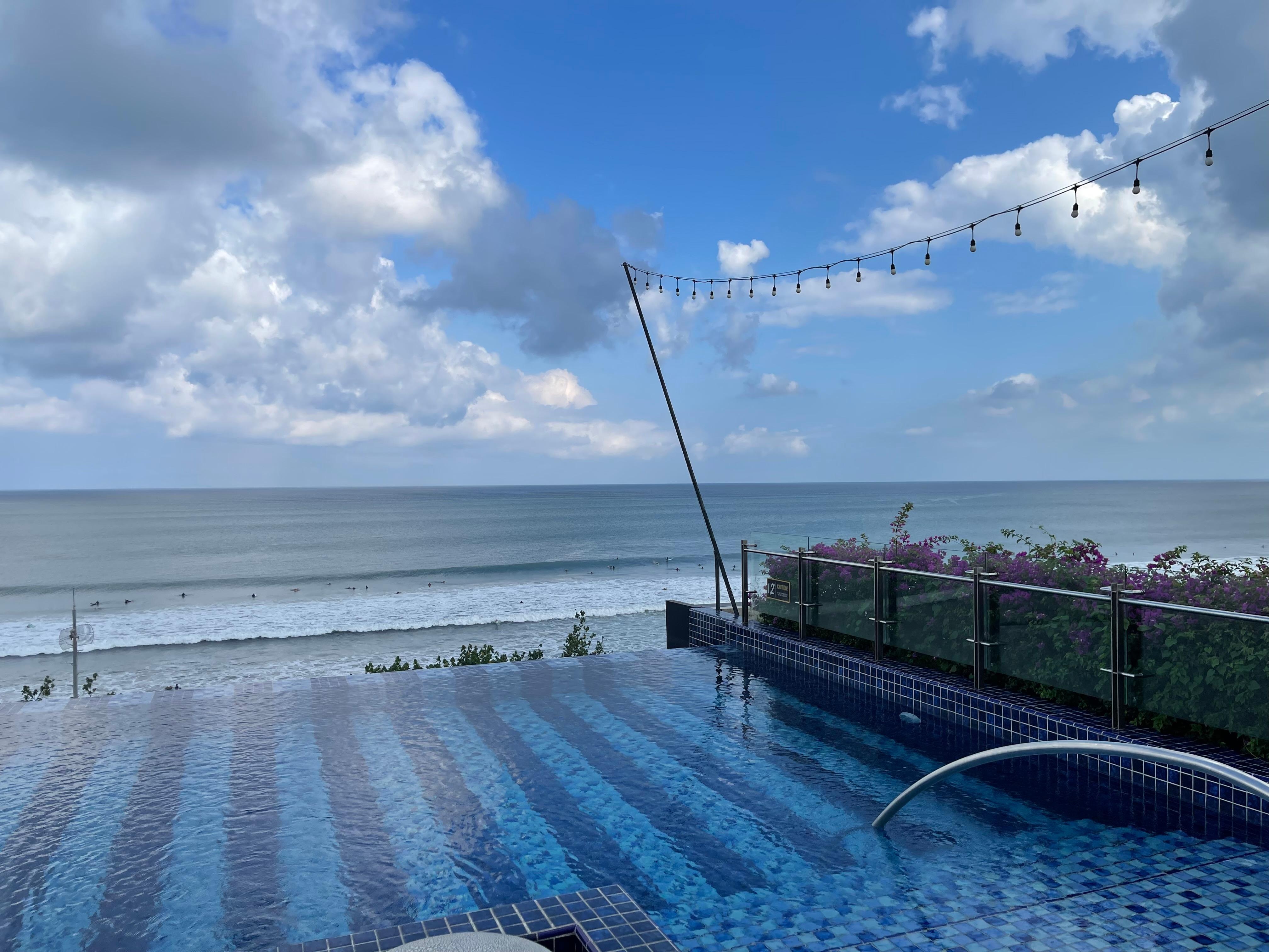 6階のレストランスペースにはプールも付いています