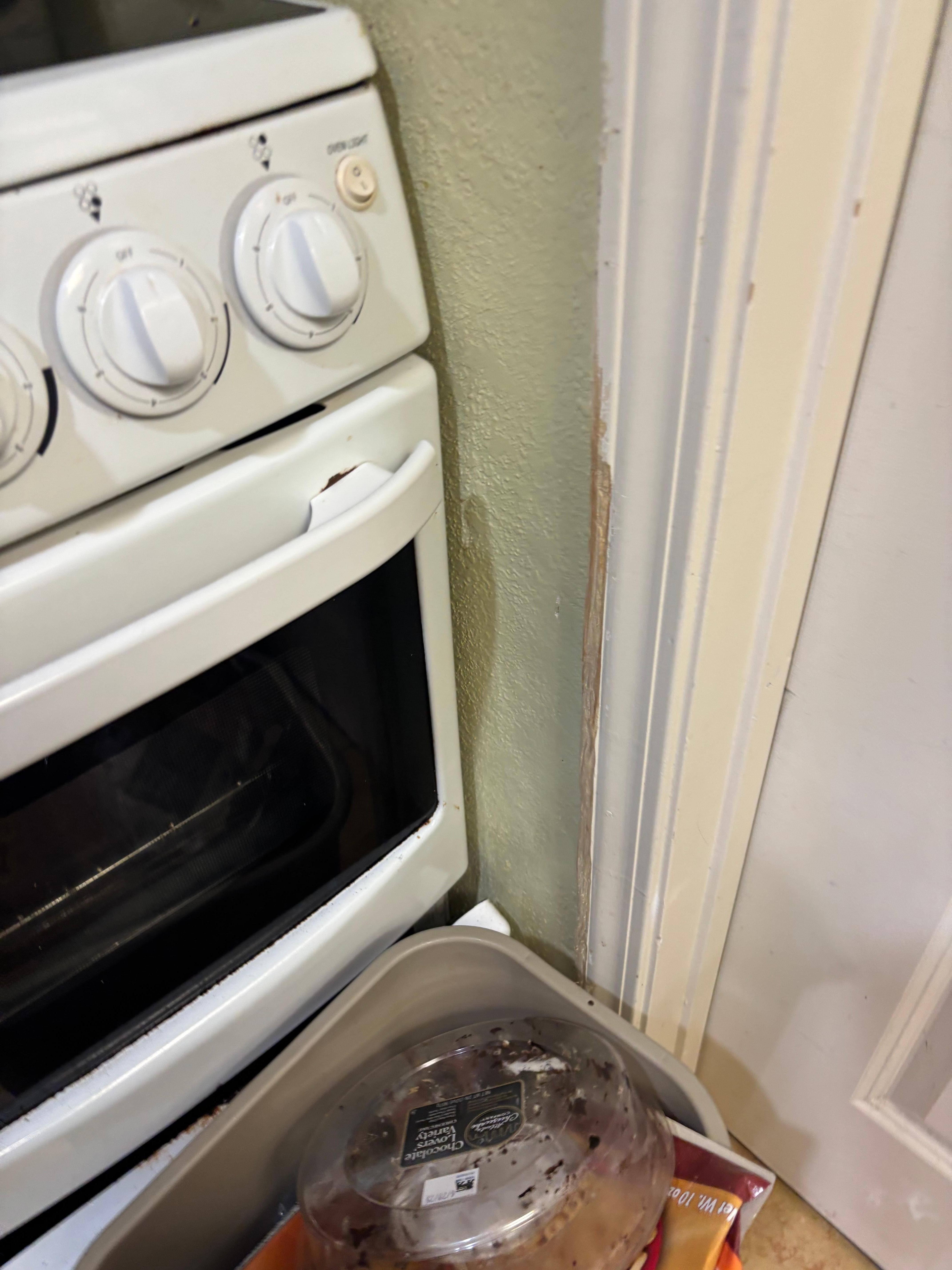 Oven can’t open safely but no worry because it won’t turn on 