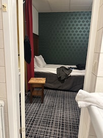 Heltäckningsmatte fanns på golvet, men den behövde nog få en liten rengöring