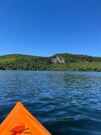 En kayak sur le lac