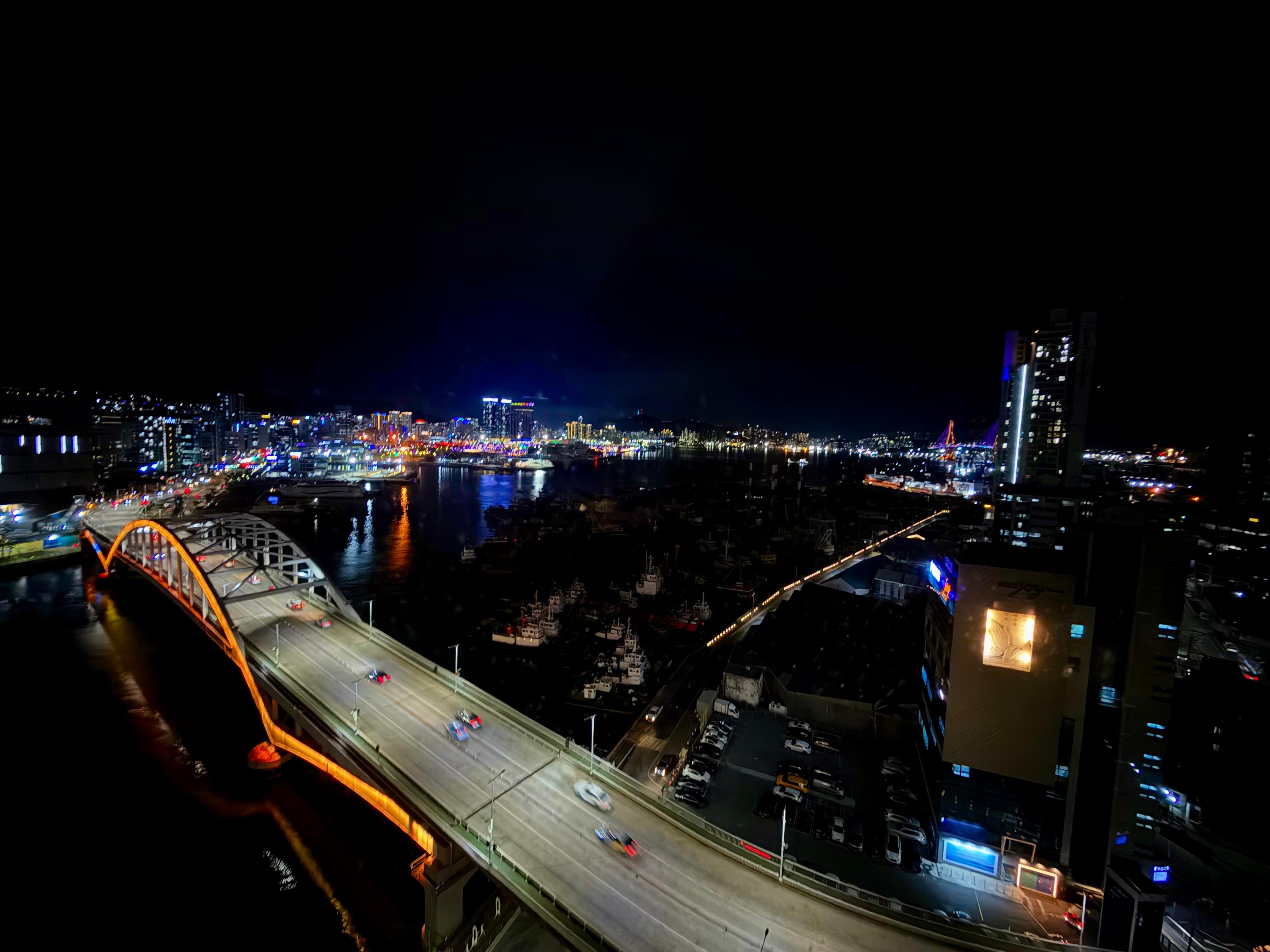 Nächtlicher Ausblick auf den Hafen aus dem 15. Stock