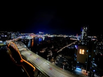Nächtlicher Ausblick auf den Hafen aus dem 15. Stock