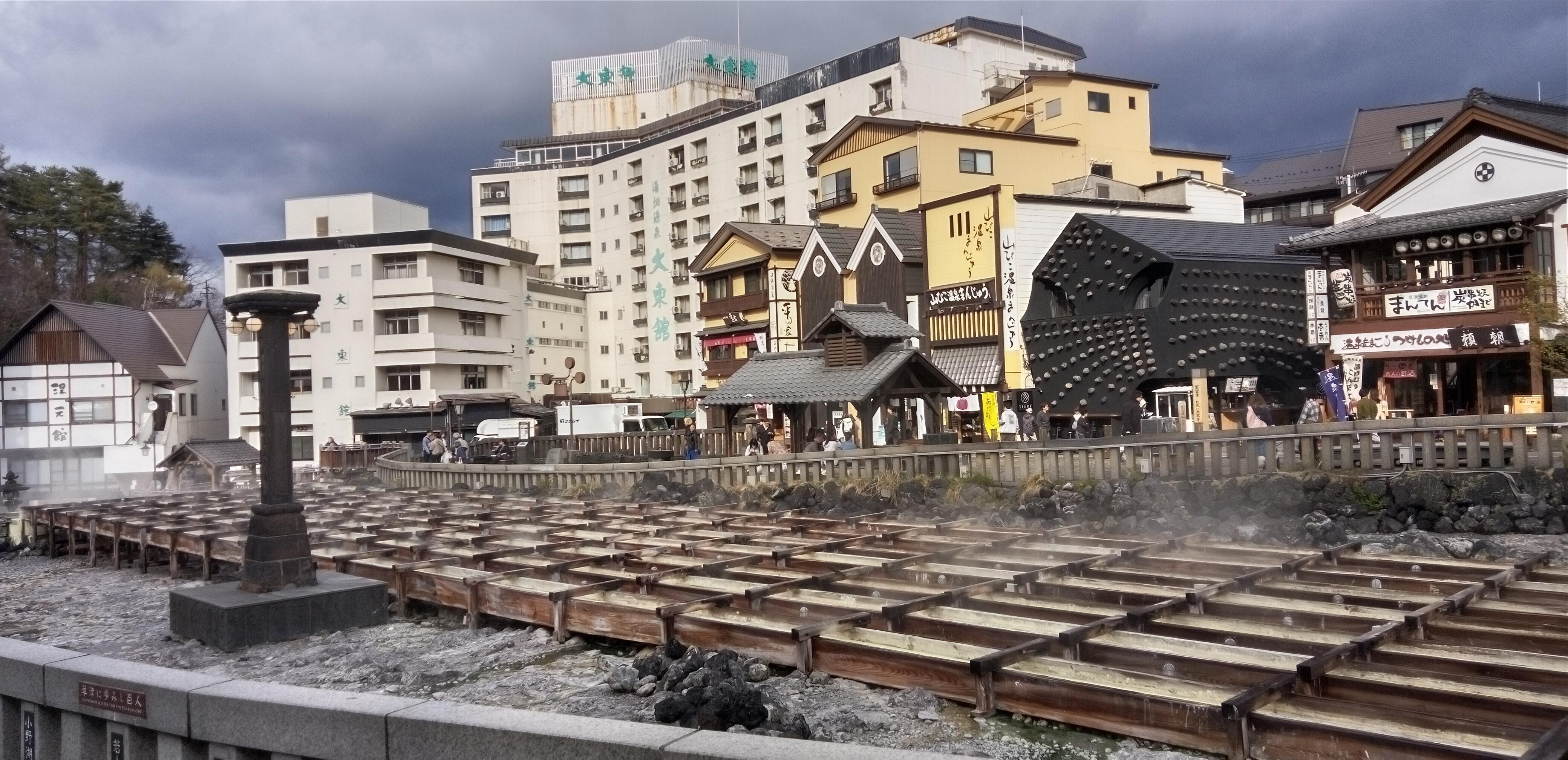 外から撮った大東館と湯畑です。一枚だけだけど綺麗に撮れました。