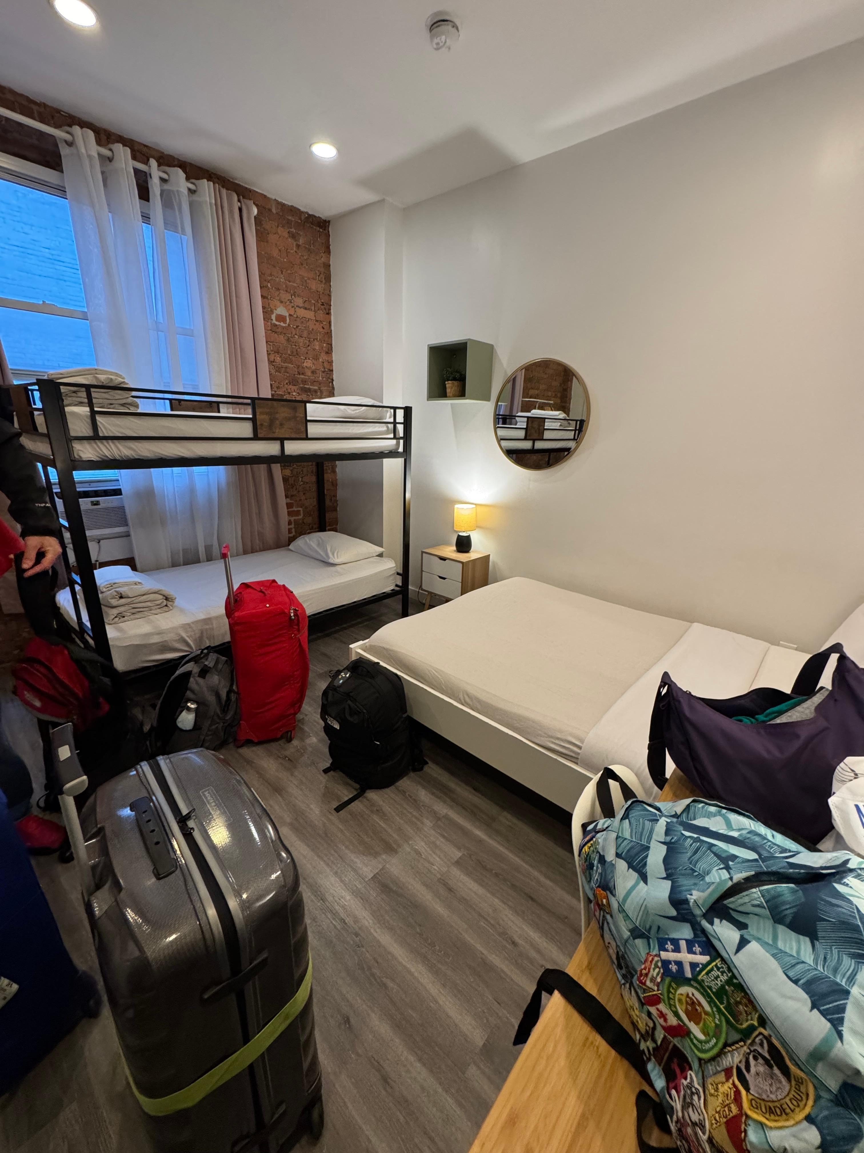 Chambre: 1 lit double un gigogne. À gauche, la cuisine avec « feux de cuisson », micro-ondes, réfrigérateur, évier et de nombreux placards.