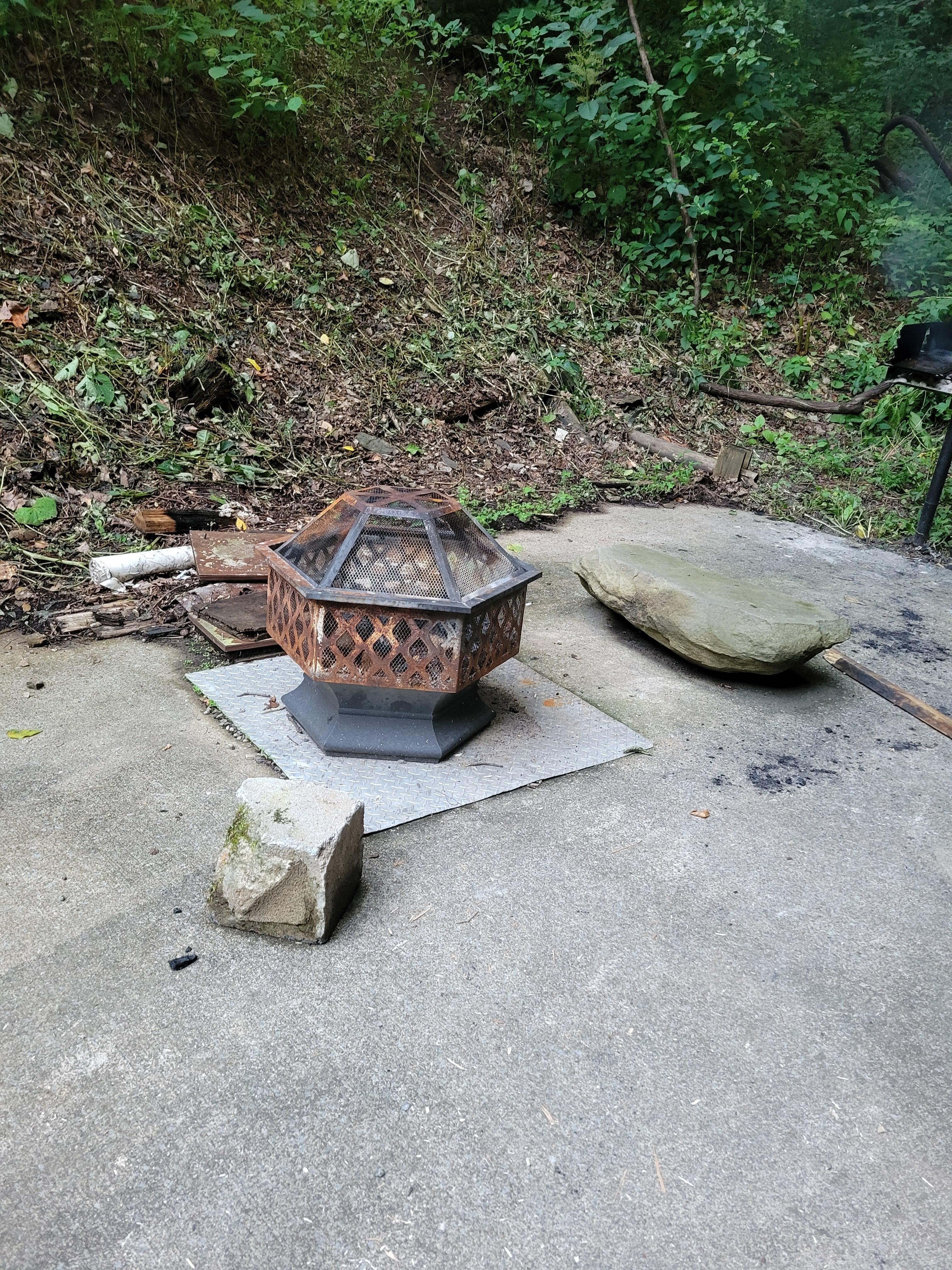 Fire pit in driveway not on deck like the listing shows.  Its a charcoal grill not gas.