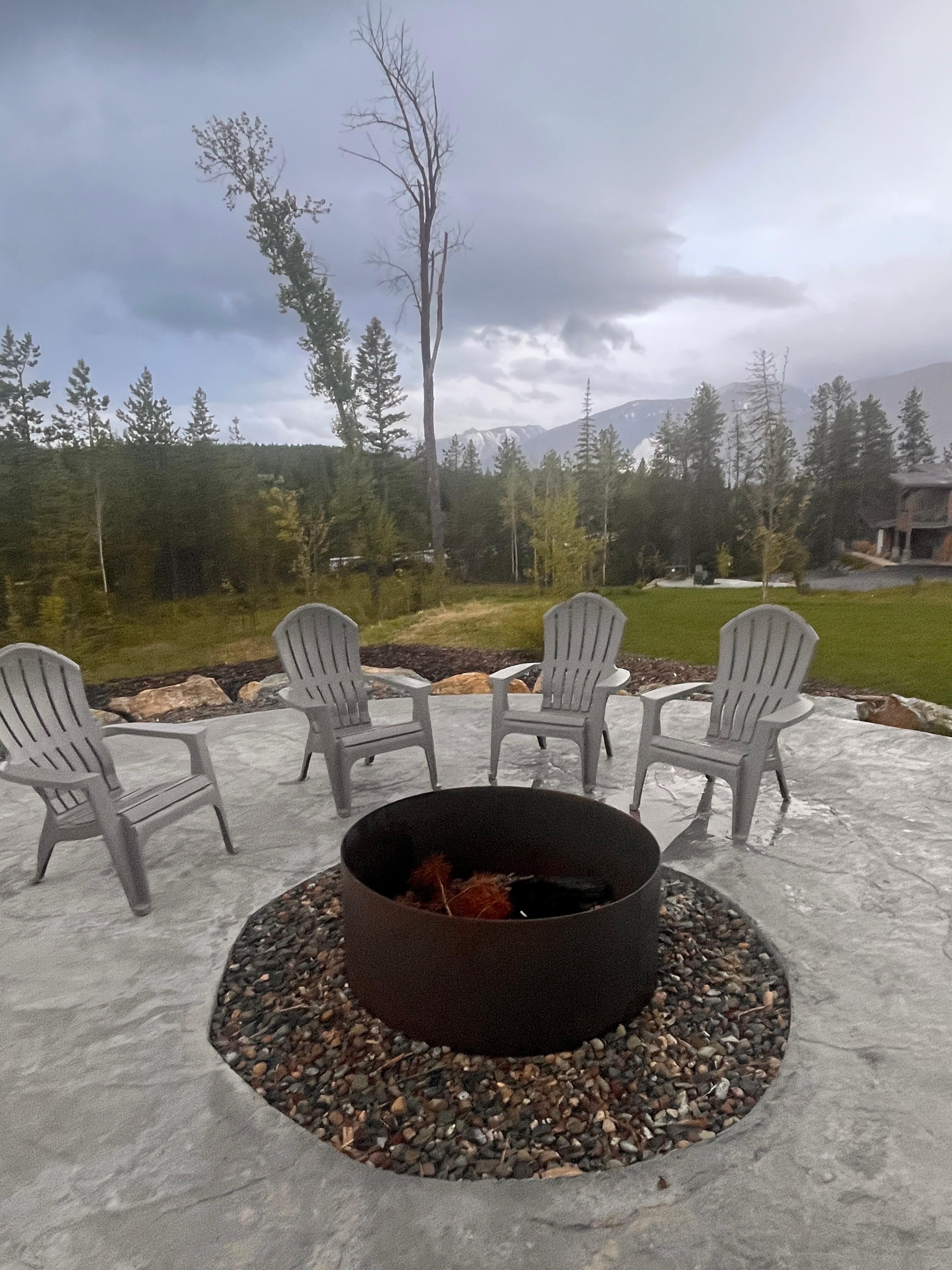 Great outdoor patio with fire pit and Grill !! 
