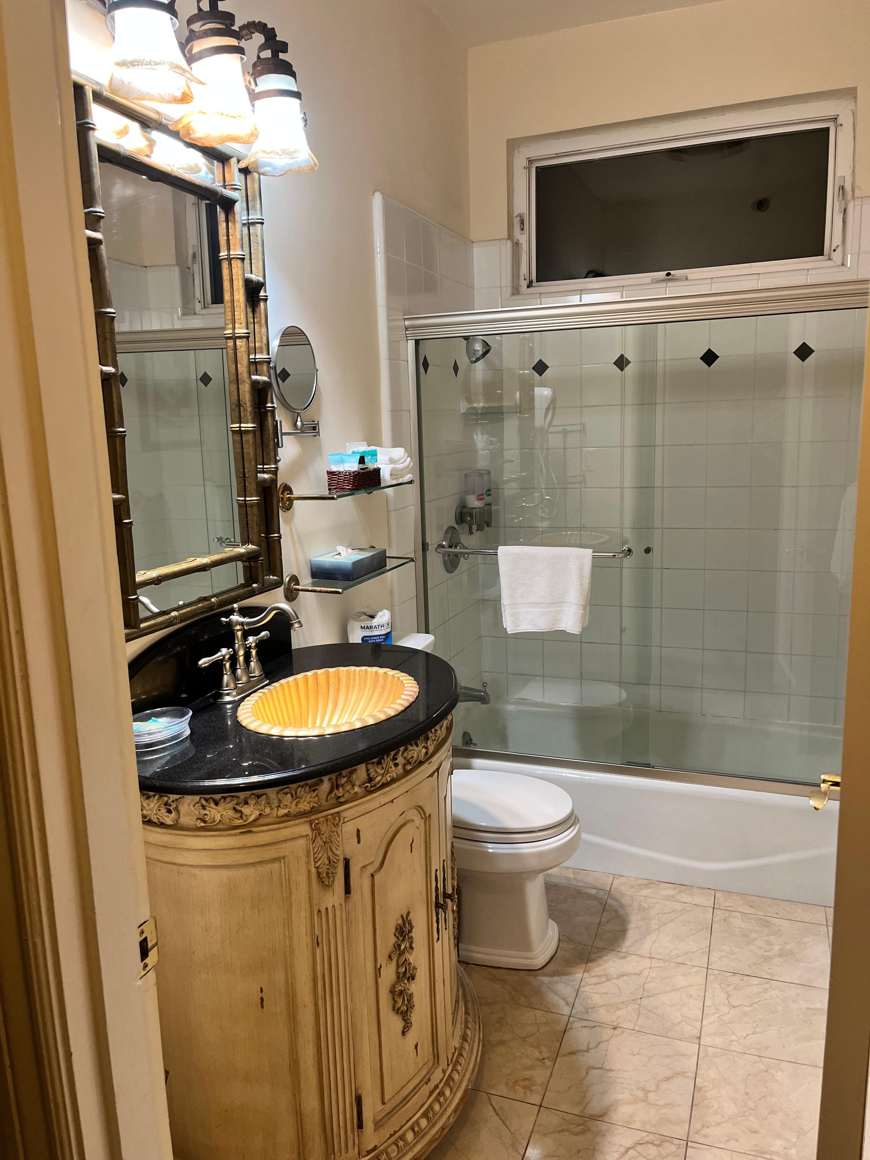 Pretty, very clean bathroom