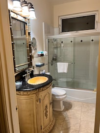 Pretty, very clean bathroom