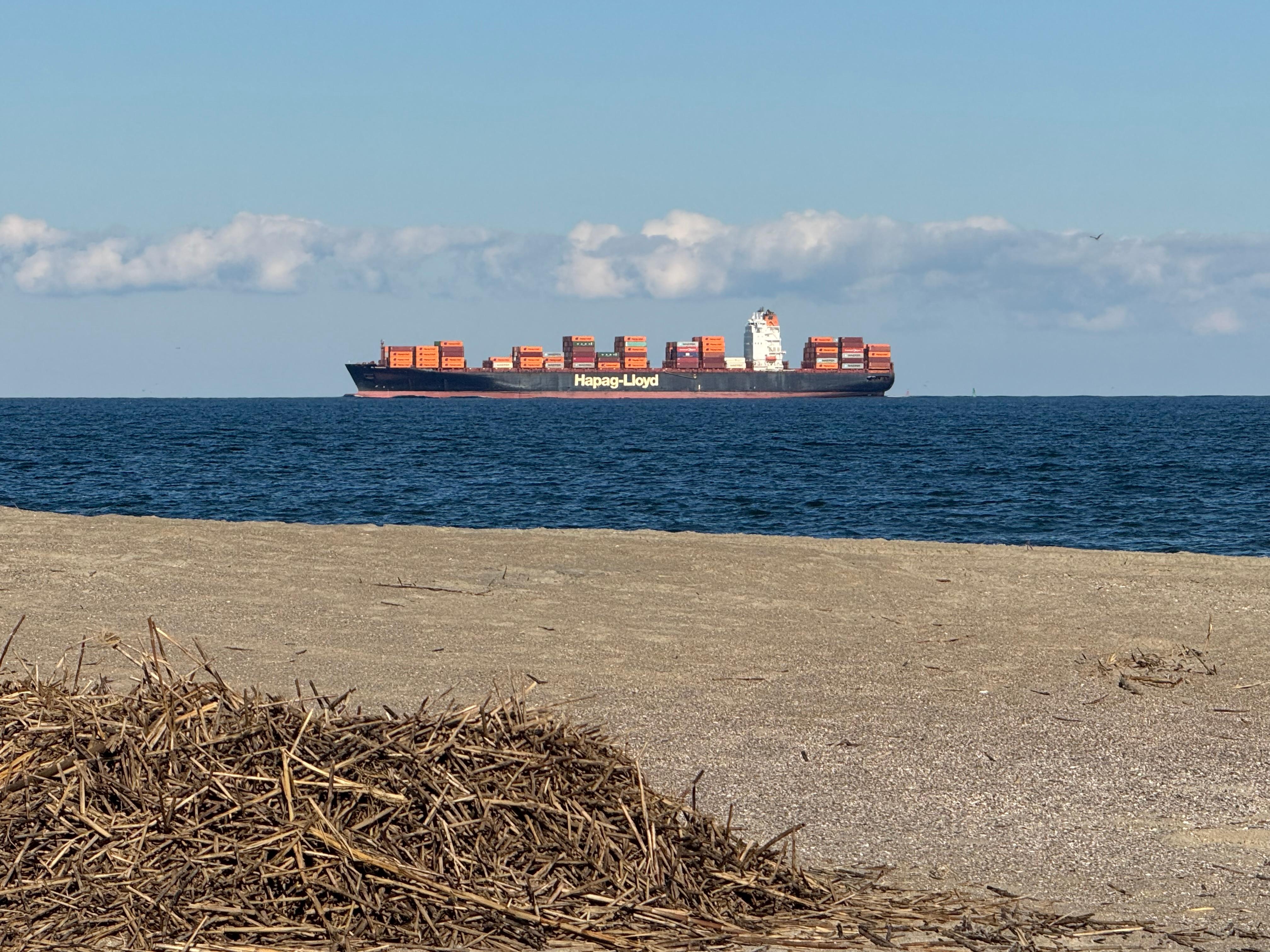 Beautiful views and strolls on the beach 