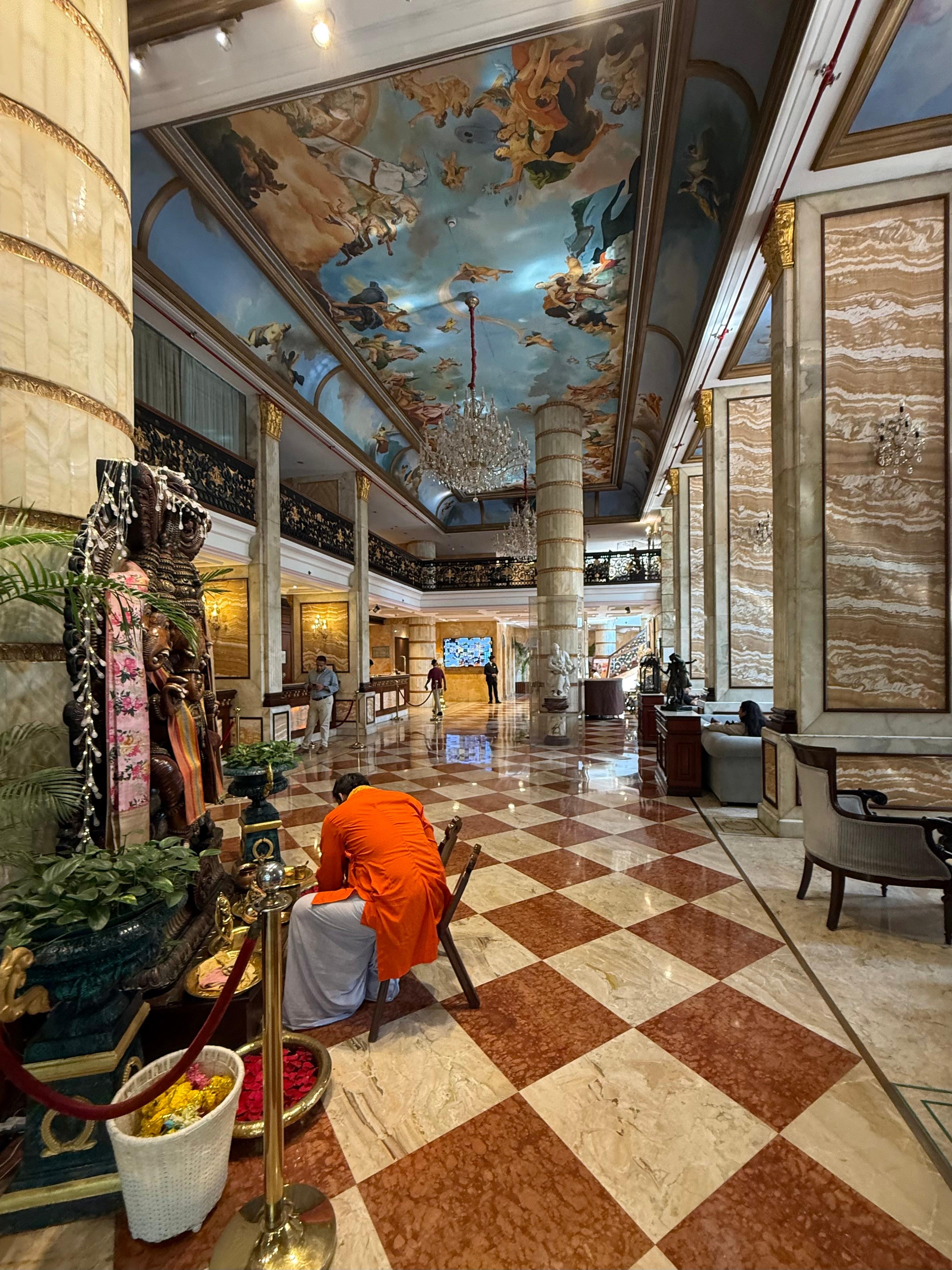 Hotellet er som en by i byen. Her en uddannet præst, der ordner dekorationen på Ganapati alteret.