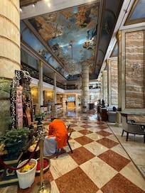 Hotellet er som en by i byen. Her en uddannet præst, der ordner dekorationen på Ganapati alteret.