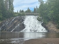 Chute cachée dans l’embranchement d’une autre rivière/ruisseau.