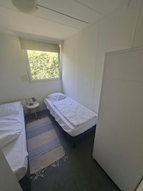 Schlafzimmer mit zwei 90x200 Betten und kleinem Schrank