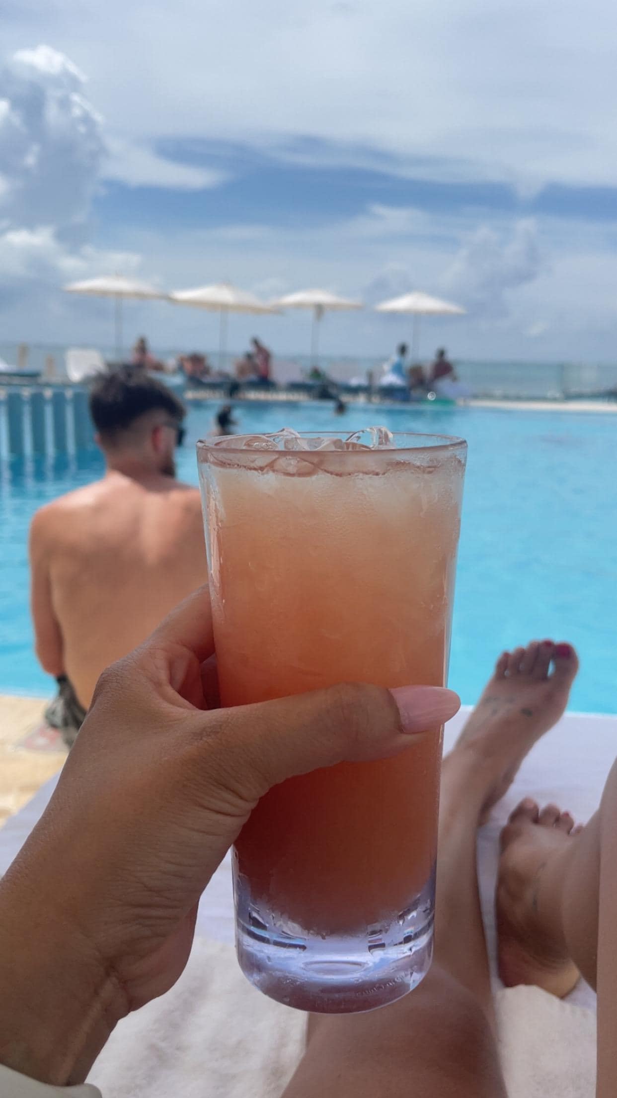 Good size drink that’s not too watered down. Rum punch 