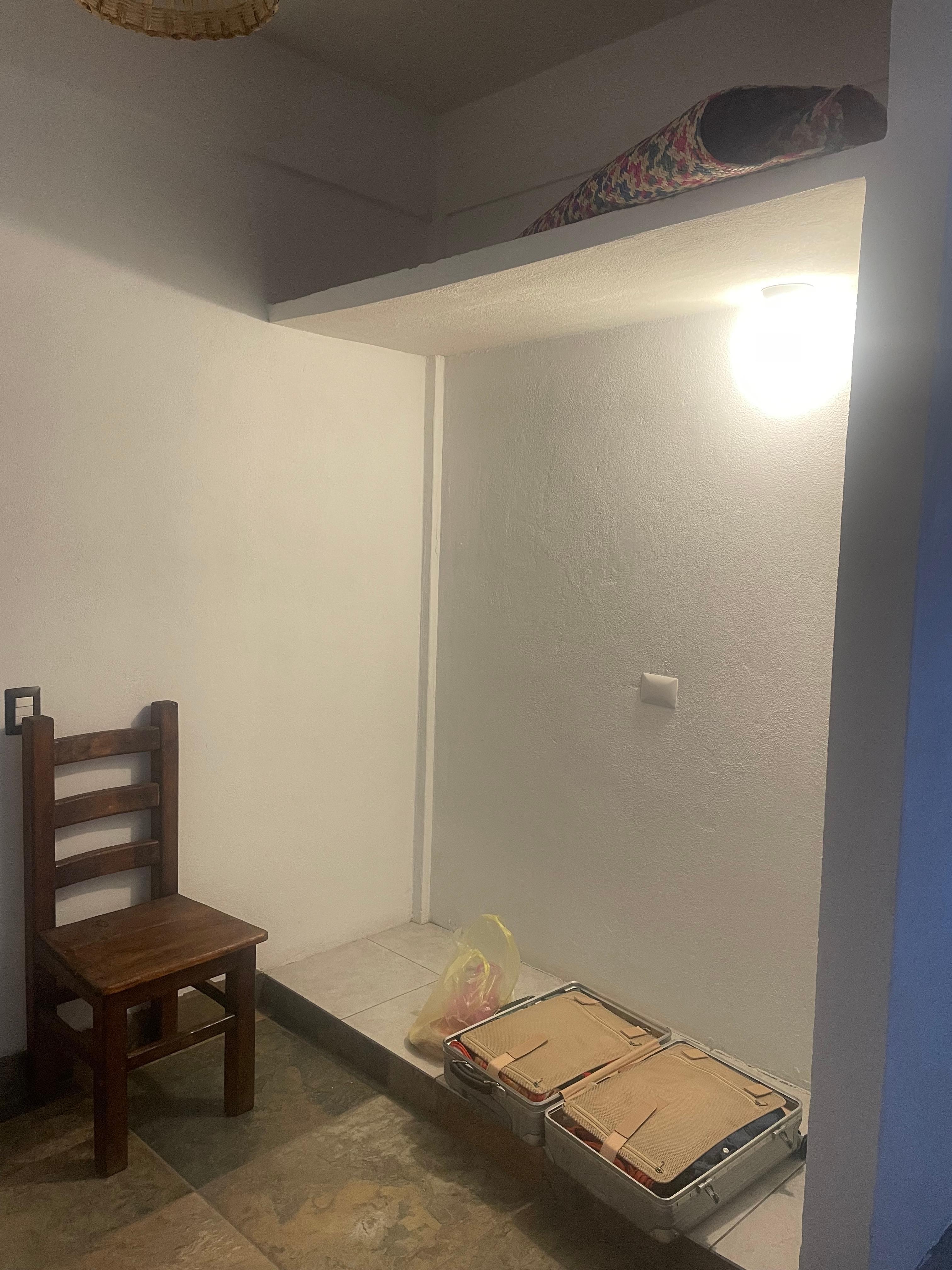 L'armoire sans tringle ni étagère 🤔