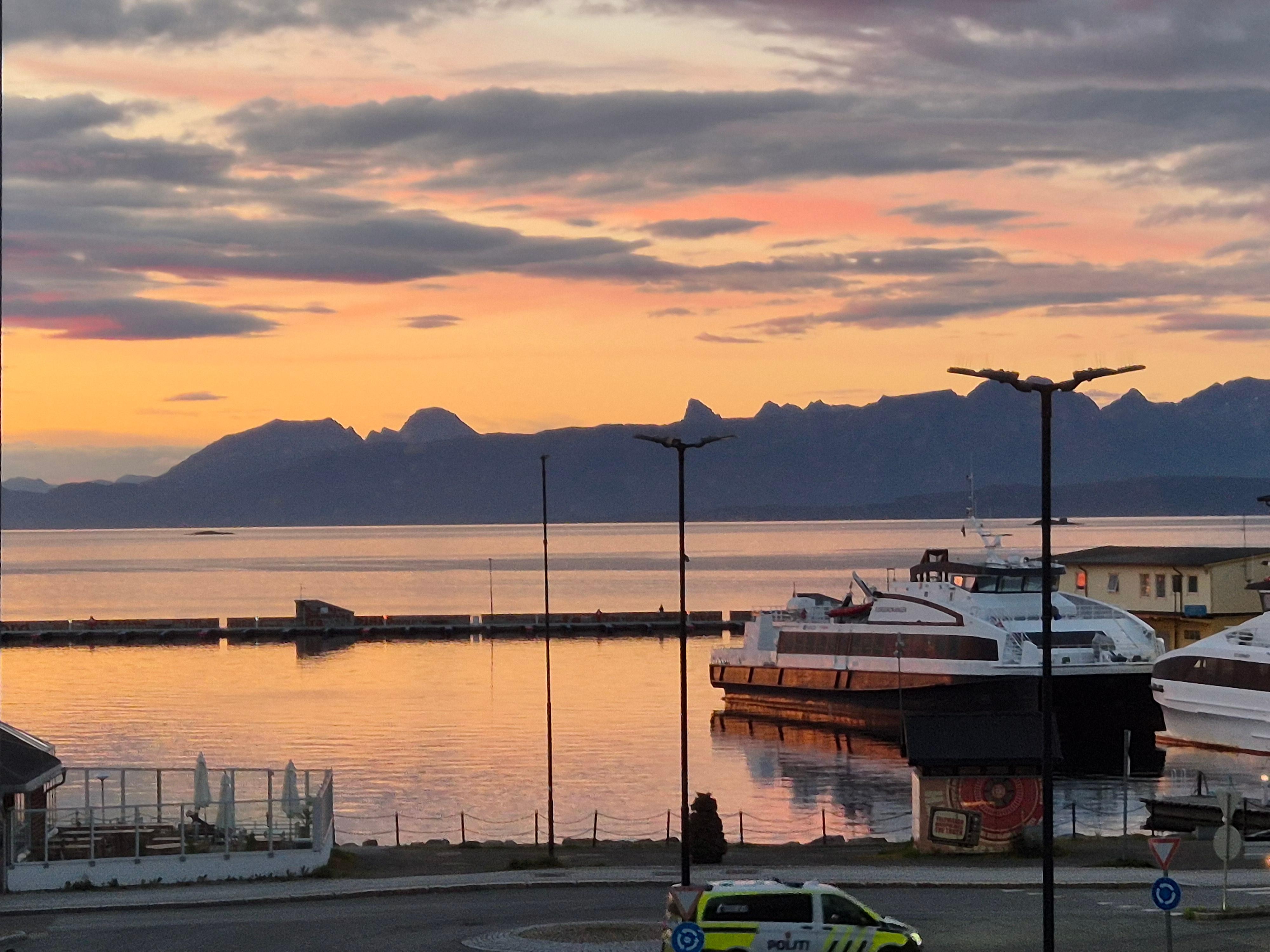 Nattens utsikt fra hotellrommet 