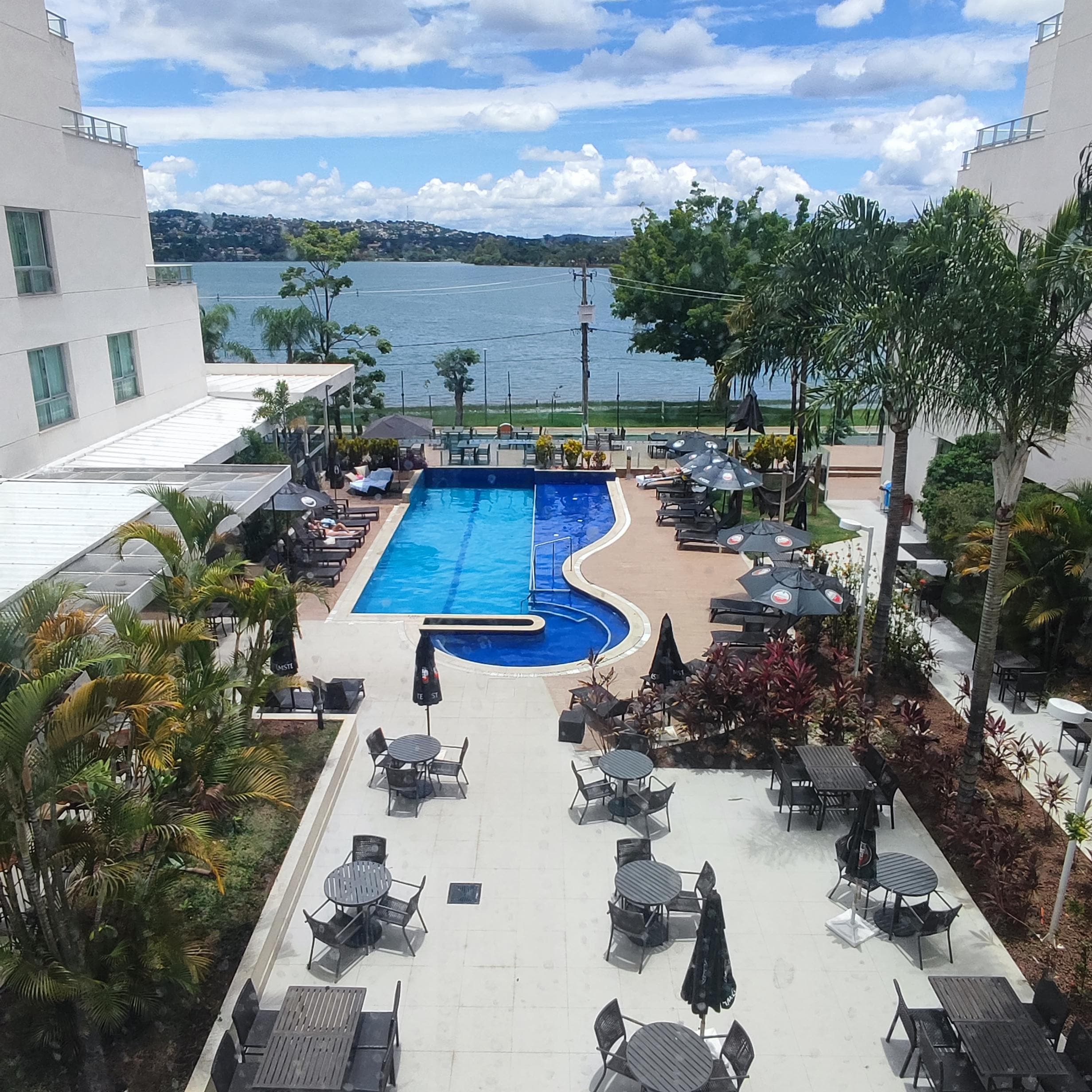 Vista esterna zona bar-ristorante piscina.
