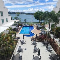 Vista esterna zona bar-ristorante piscina.