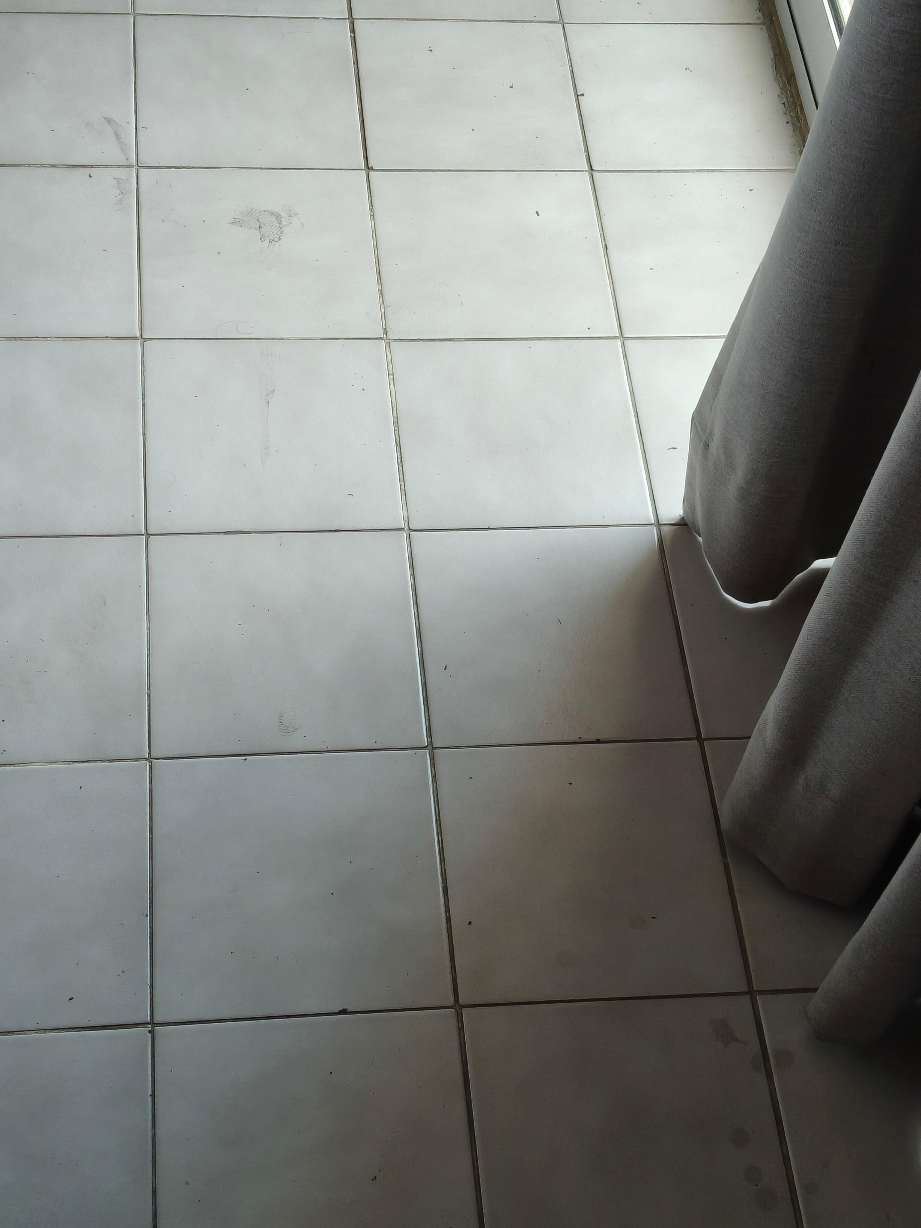 El piso no le pasaron ni la escoba muy sucio