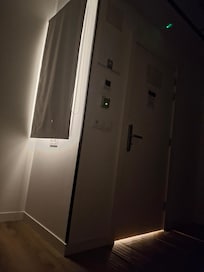 La lumière du hall visible toute la nuit