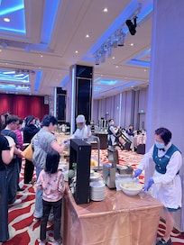 二日目の宴会場では手作りはオムレツとワッフルのみで残念。