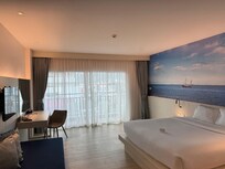 部屋は広々。一番遠い角部屋だからかWi-Fiが繋がりにくい日がありました。