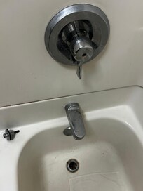 Esa es la bañera, horrible su suciedad