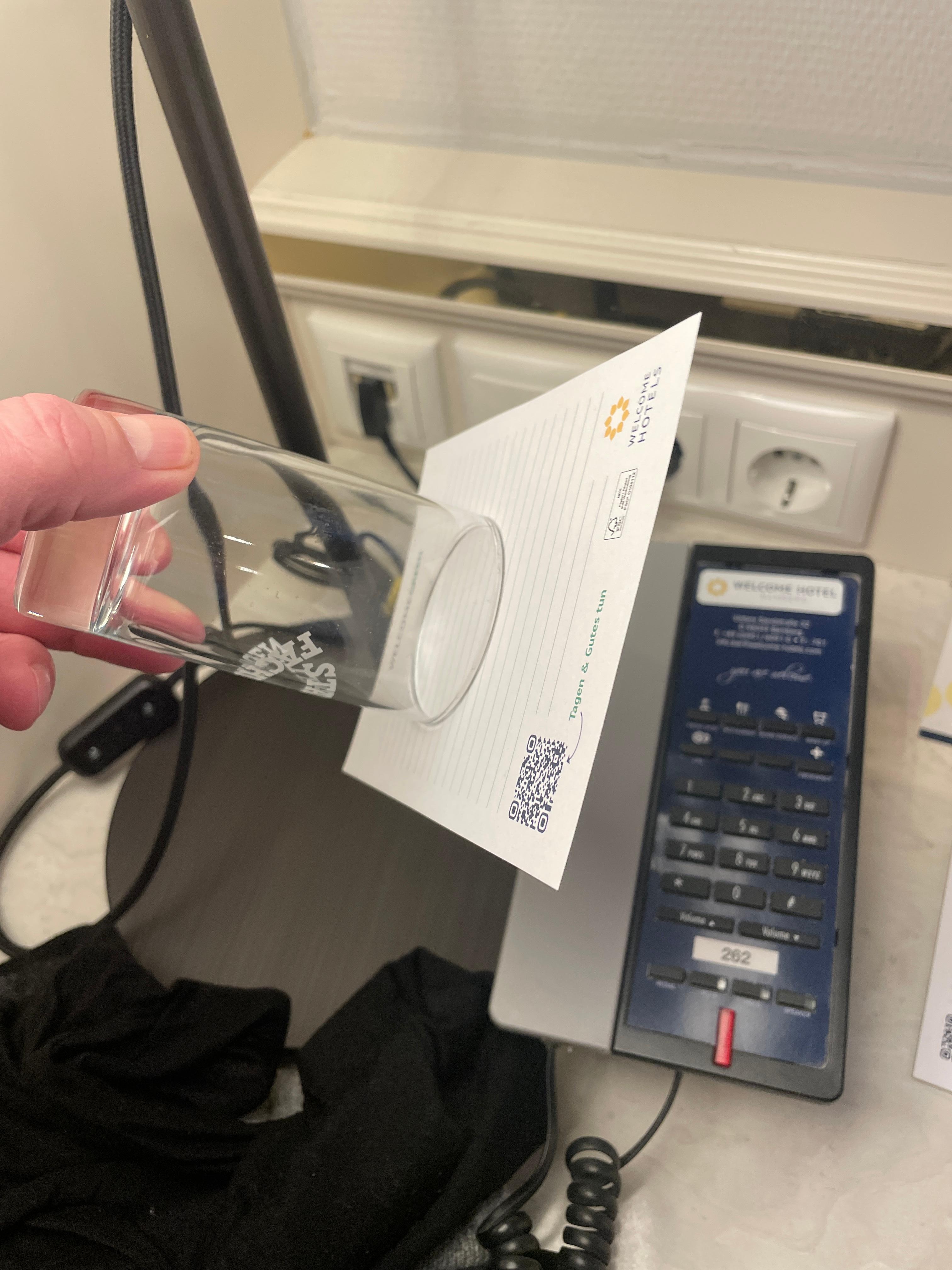 Glas klebt am Zettel fest.