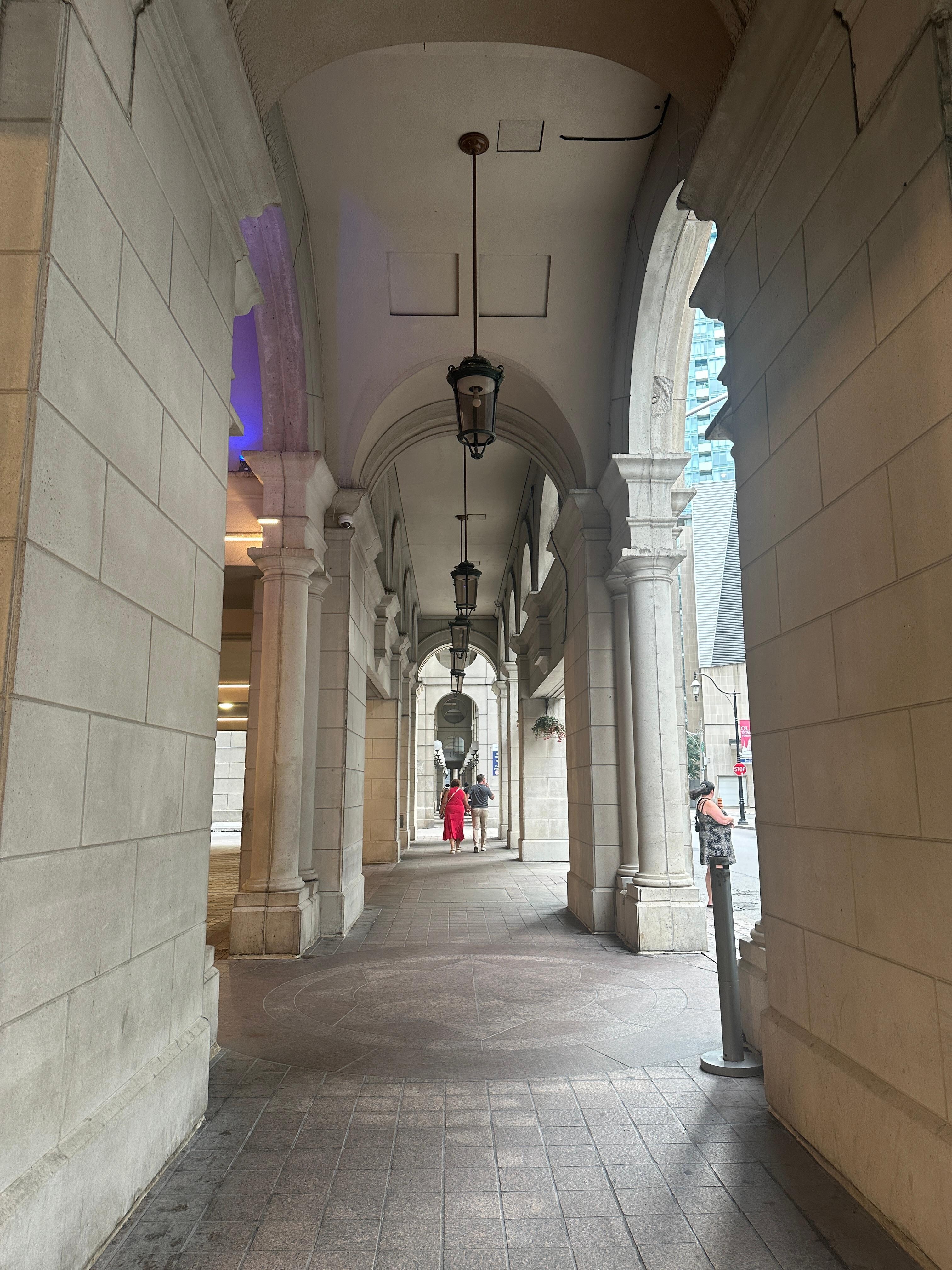 酒店门前长廊很有历史感