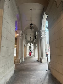 酒店门前长廊很有历史感