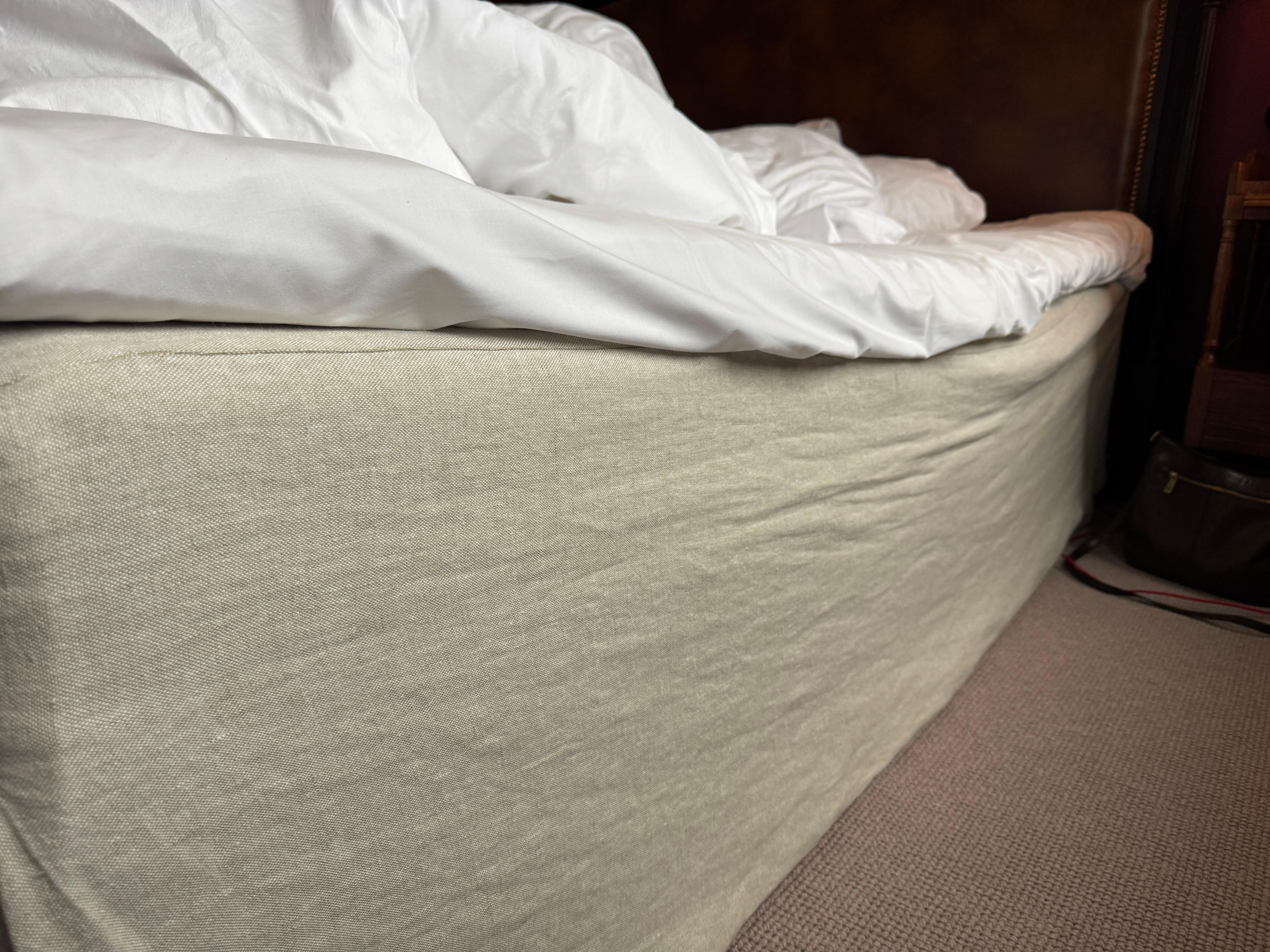 Säng var trasig och lutade, hur detta kan missas av en städerska är fascinerande.