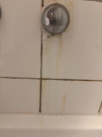 Ablaufspuren in der Dusche vom tropfenden Wasserhahn
