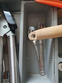 Schmutziger Besteckkasten