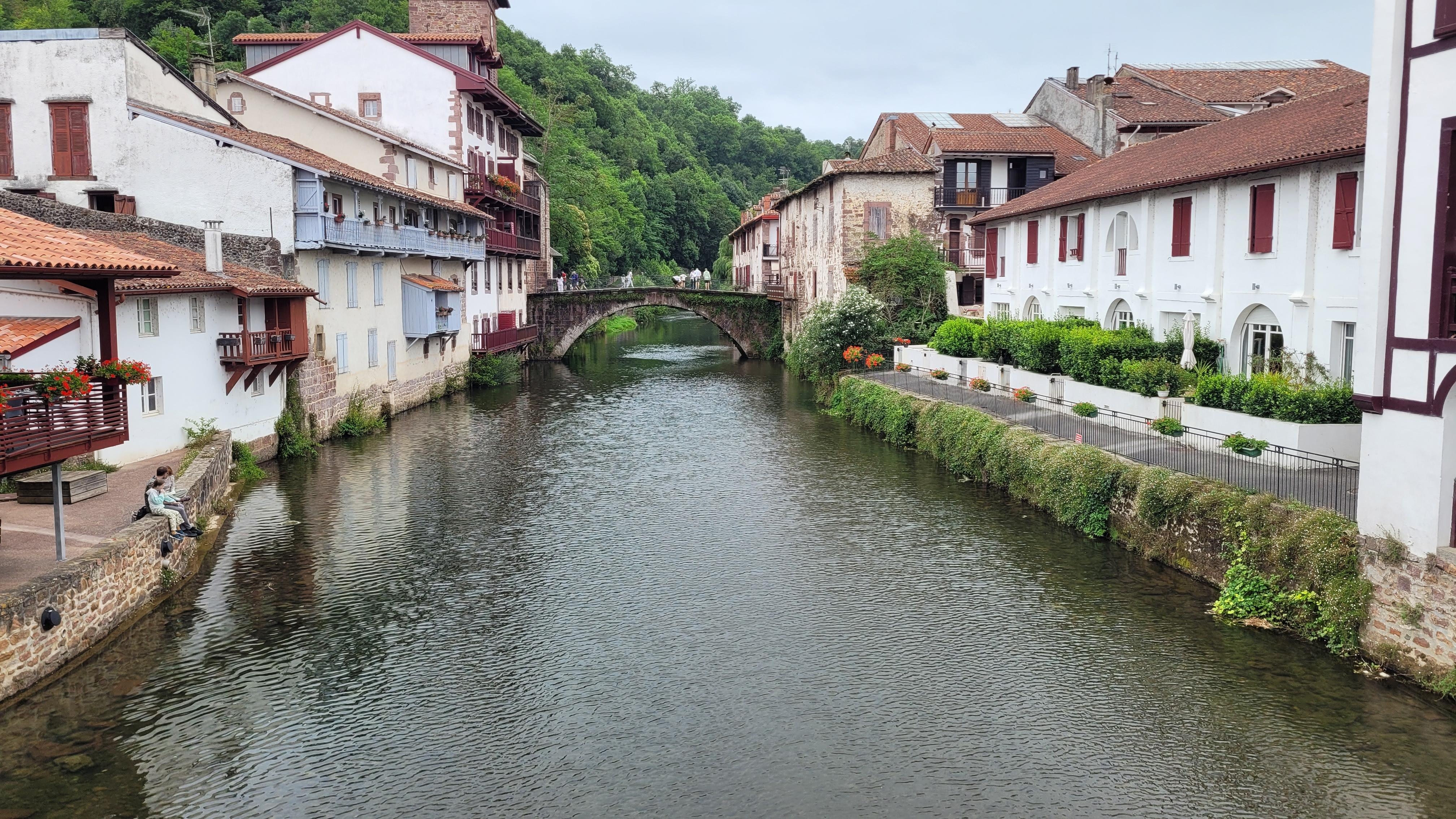 Une jolie vue de Saint Jean pied de port..
