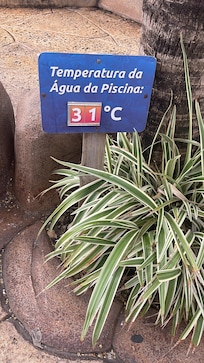 Temperatura da água na piscina do vulcão no parque aquático