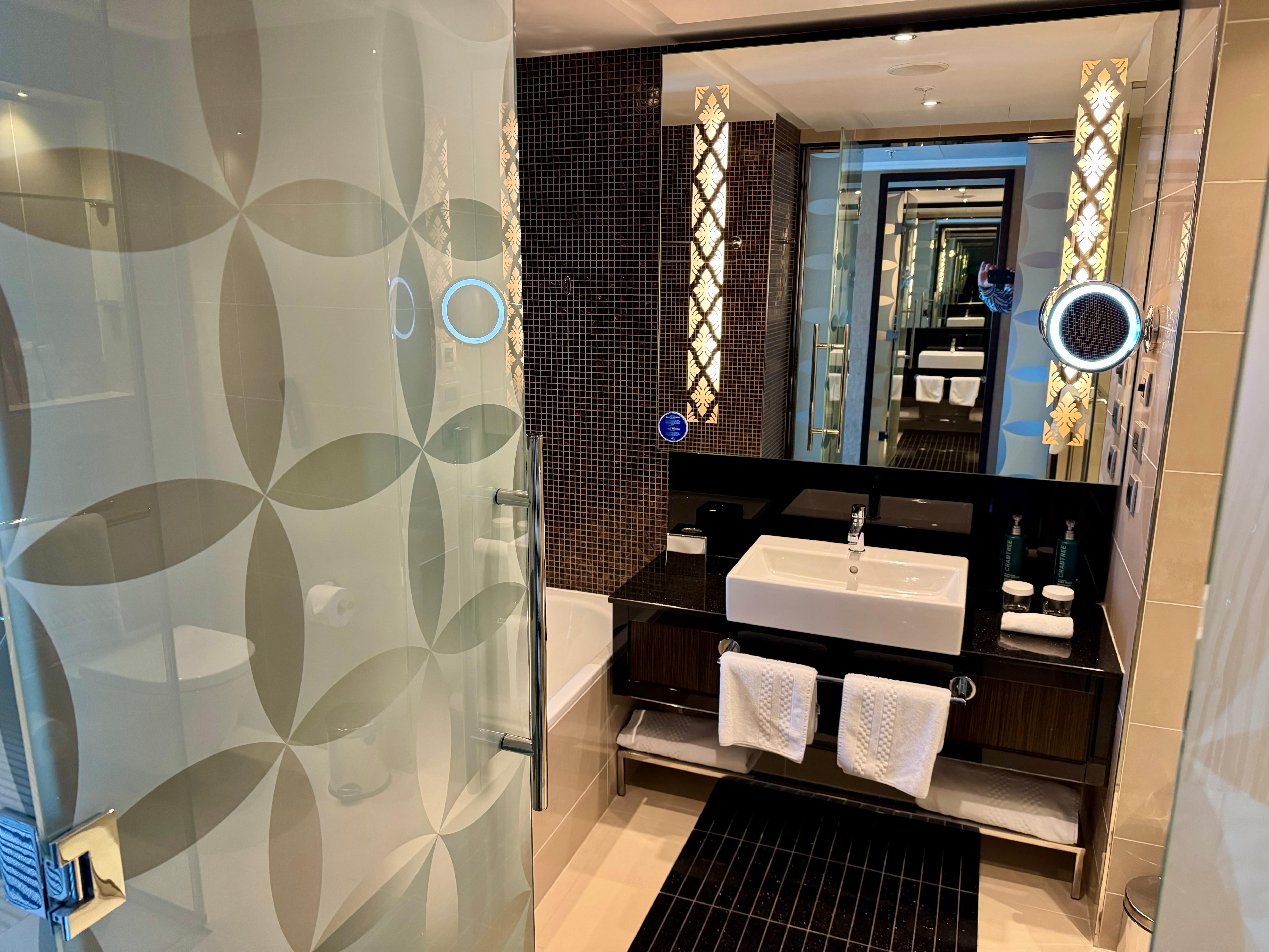 King executive bathroom 