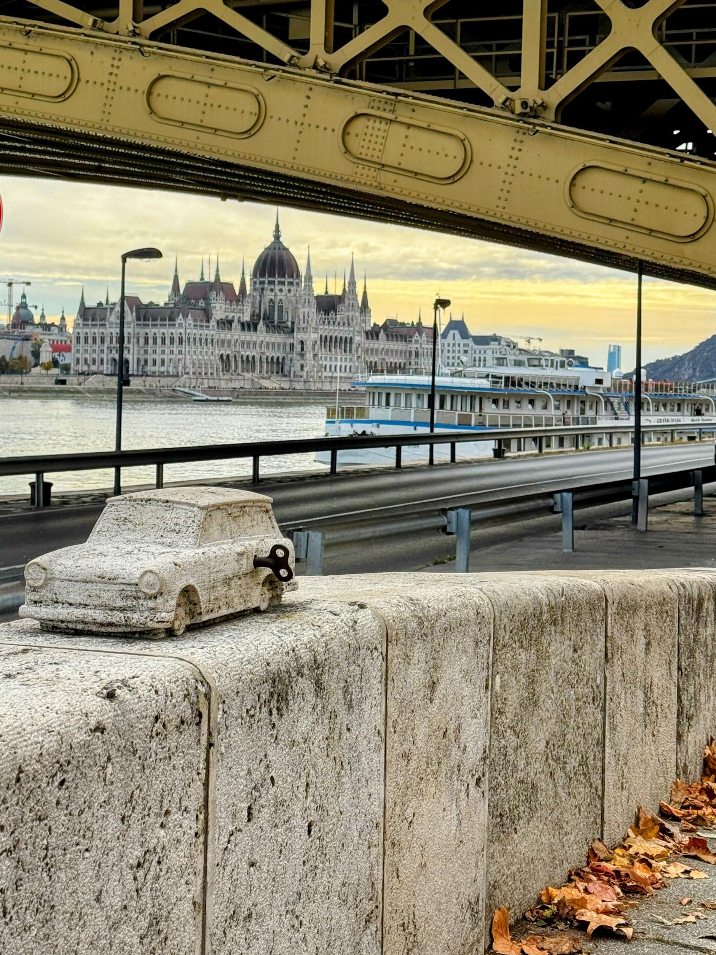 Zicht op het parlementsgebouw aan de Donau.