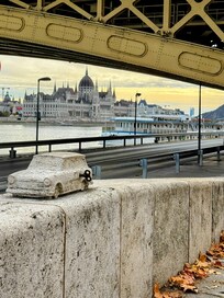 Zicht op het parlementsgebouw aan de Donau.
